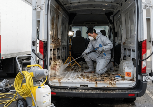 Nettoyage intérieur de camionnette avec équipement désinfectant.